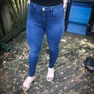 American Eagle High Waisted Jeans Size 8